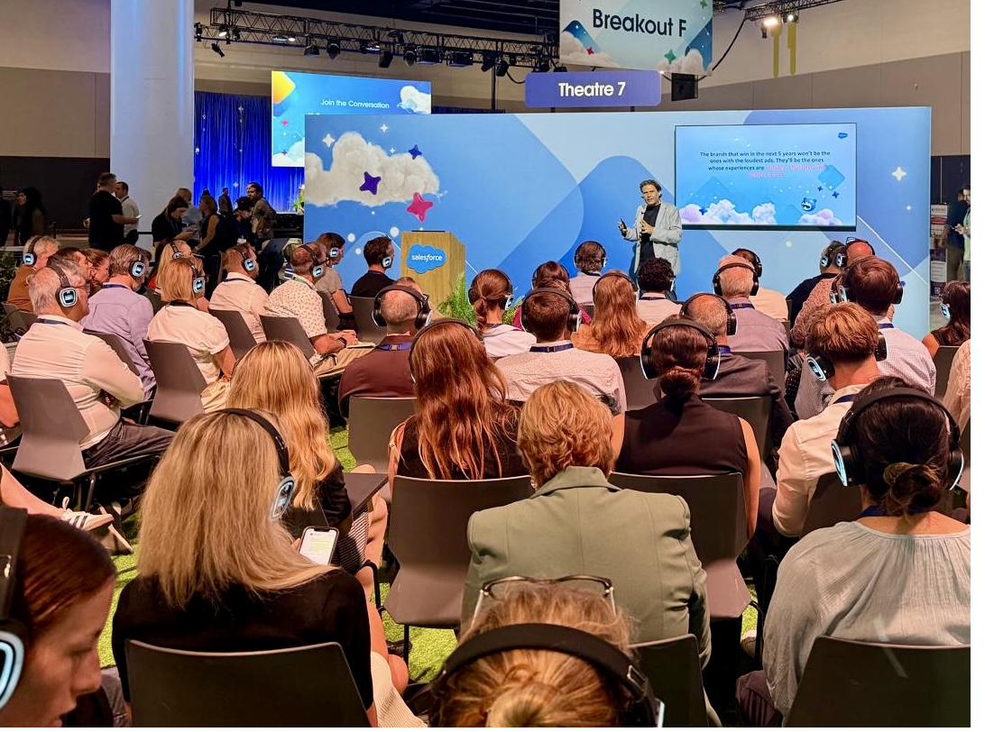 Full audience at an AI in CX workshop session